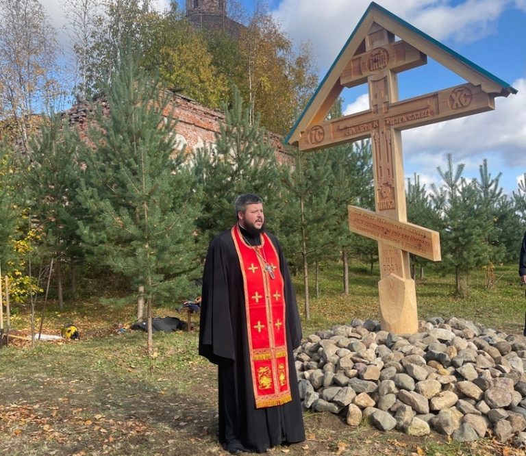 В деревне Янгосарь Вологодского района освятили крест для поклонения
