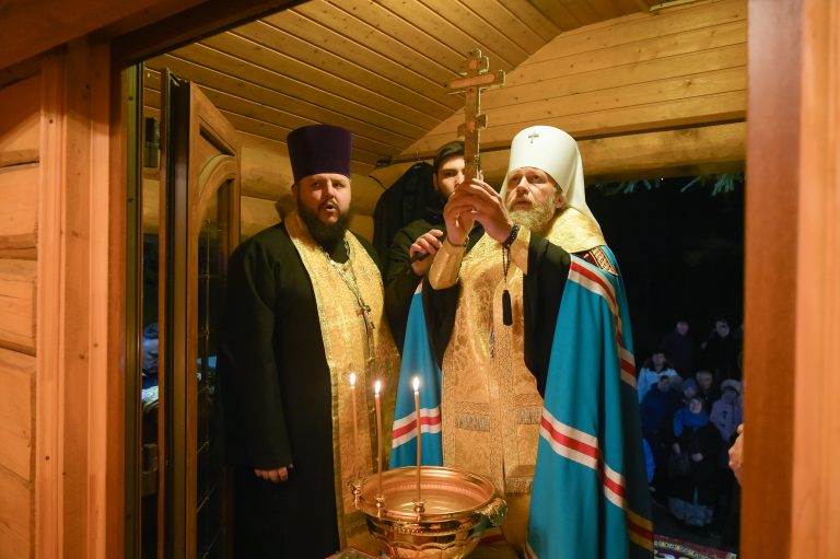 Митрополит Савва совершил молебен по окончании благоустройства на источнике Святителя Николая