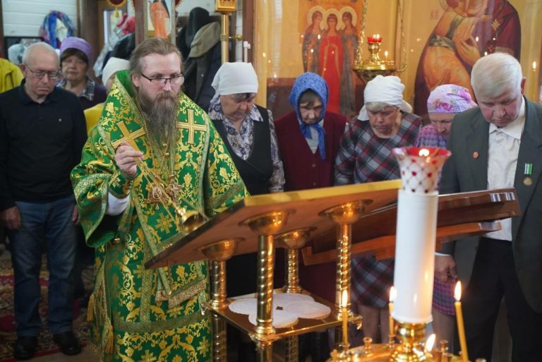 Епископ Игнатий возглавил престольный праздник храма преподобного Даниила Шужгорского деревни Ботово