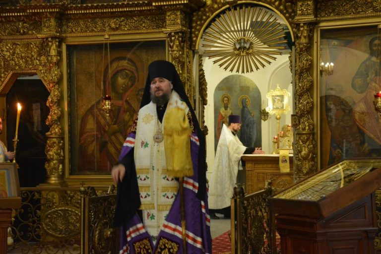 В день поминовения жертв политических репрессий епископ Фотий совершил панихиду в Прокопьевском кафедральном соборе