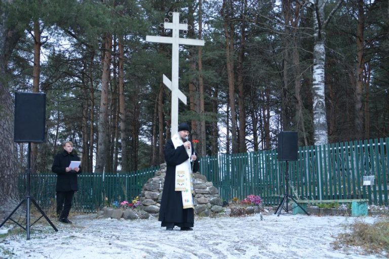 Епископ Фотий принял участие в городском митинге, посвященном Дню памяти жертв политических репрессий