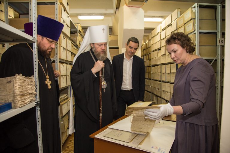 Митрополит Савва посетил Государственный архив Вологодской области