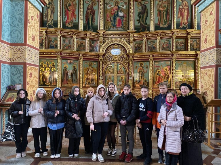 Школьники побывали на экскурсиях в кафедральном соборе городе Череповца