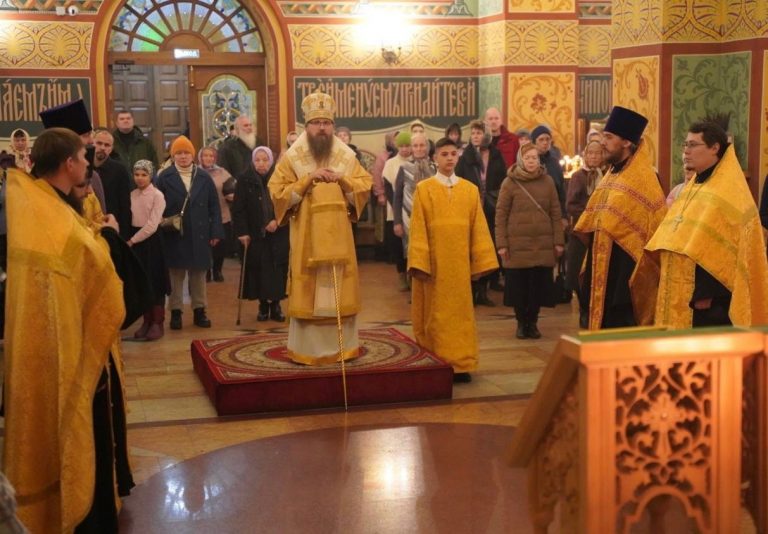 Епископ Игнатий возглавил совершение всенощного бдения в кафедральном соборе города Череповца
