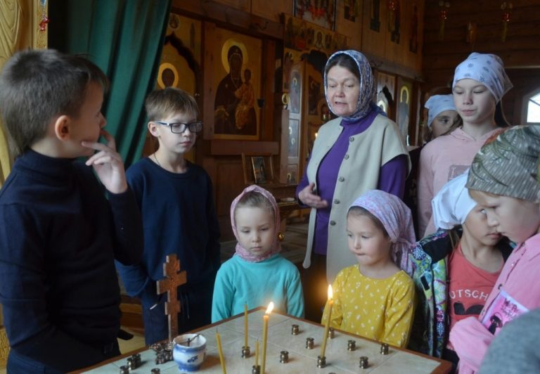 Продолжаются занятия в воскресной школе храма преподобного Агапита Маркушевского поселка Нюксеница
