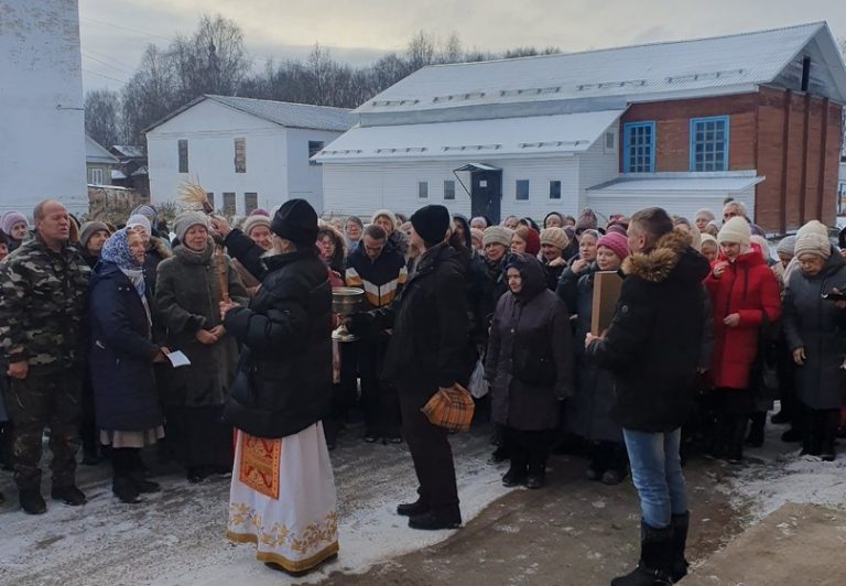 Праздничные богослужения престольного дня прошли в возрождающемся Михайло-Архангельском монастыре Великого Устюга