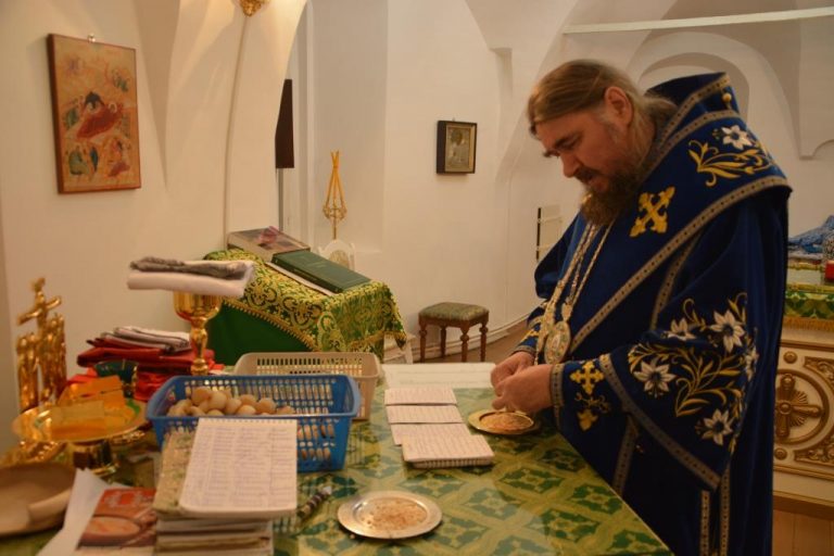 Епископ Фотий совершил всенощное бдение в канун празднования Казанской иконе Божией Матери