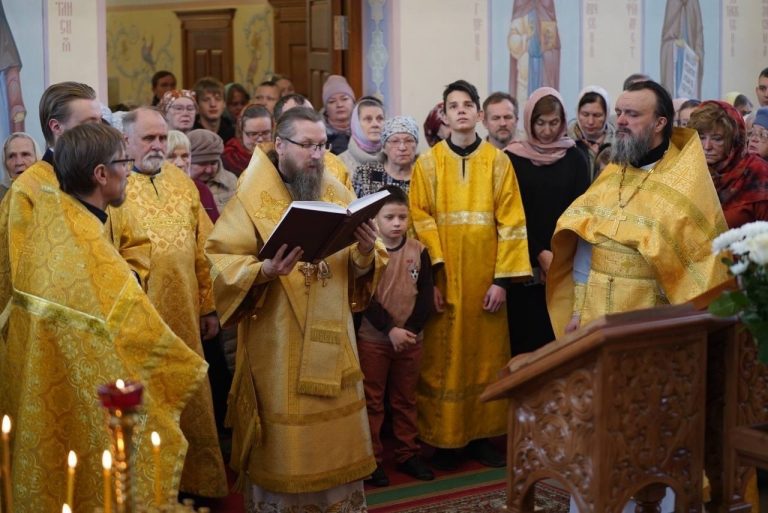 Епископ Игнатий возглавил Божественную литургию в церкви храмового комплекса святителя Николая Чудотворца города Череповца