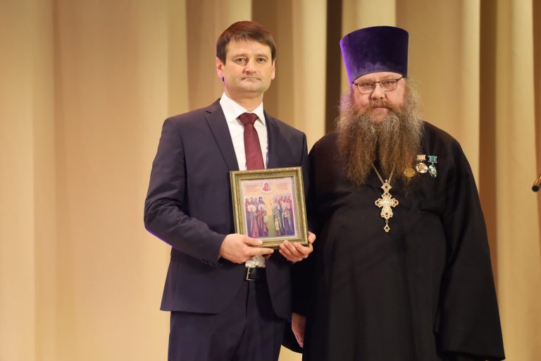 Благочинный Кирилловского церковного округа благословил новоизбранного главу муниципалитета
