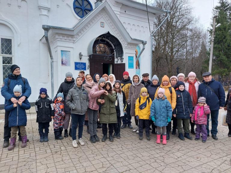 Воспитанники Андреевской воскресной школы посетили экскурсию по святым местам города Вологды