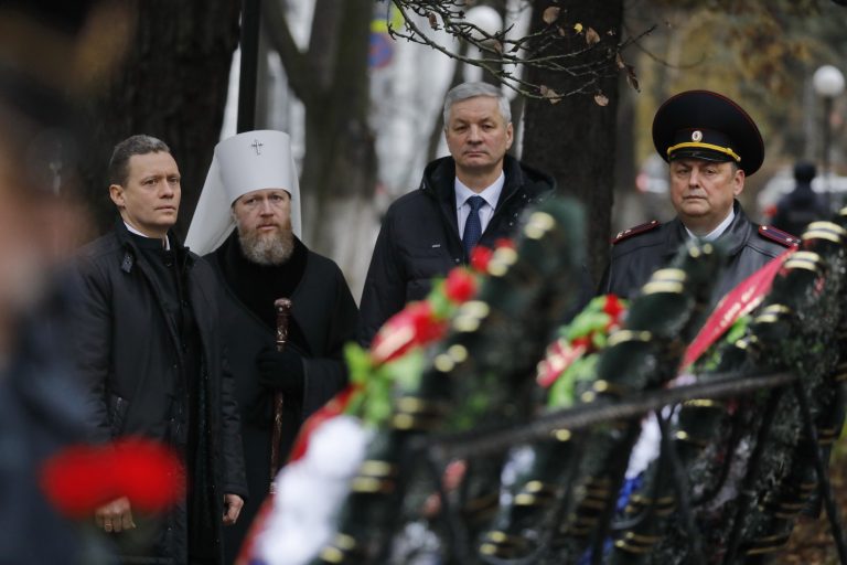 Митрополит Савва принял участие в церемонии возложения цветов к памятнику сотрудникам органов внутренних дел