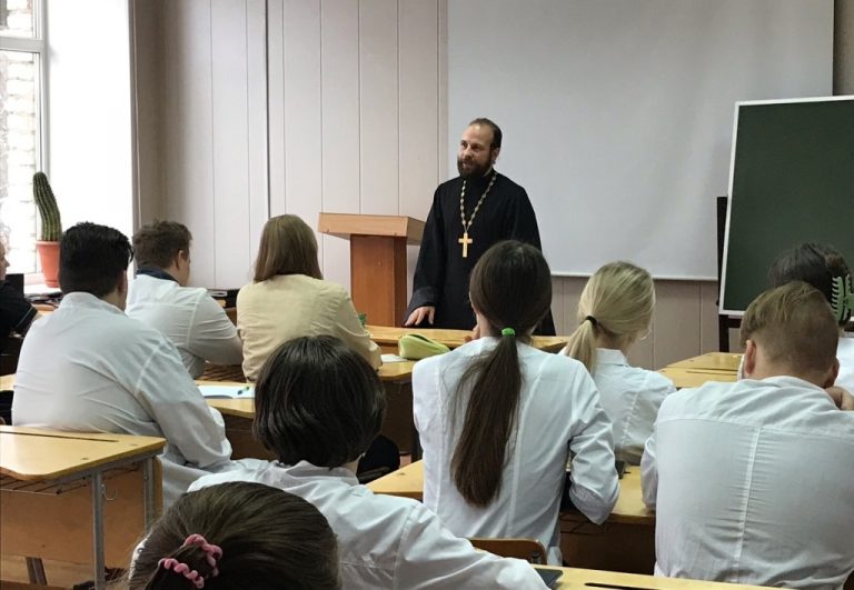 Руководитель молодежного отдела Великоустюжской епархии встретился со студентами медицинского колледжа