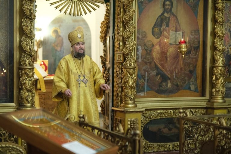 Епископ Фотий возглавил Божественную литургию в кафедральном соборе Великого Устюга