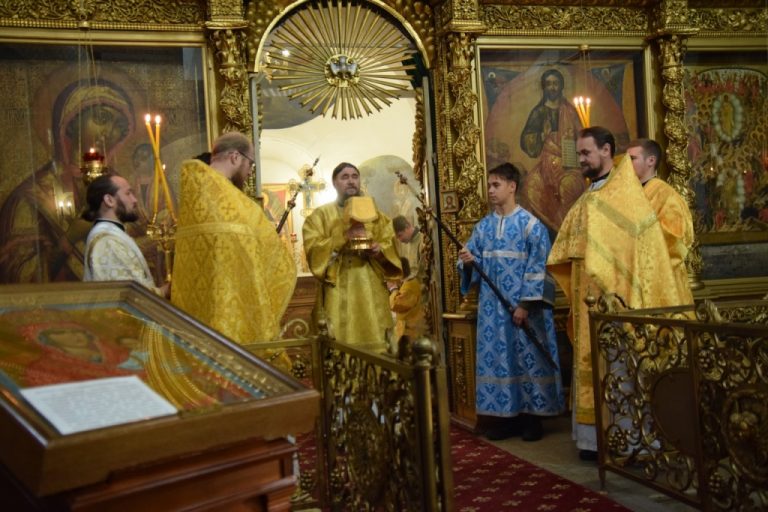 В воскресный день в кафедральном соборе Великого Устюга епископ Фотий возглавил Божественную литургию