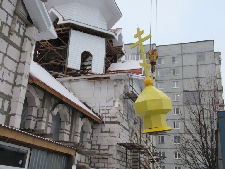 На строящийся храм апостола Иоанна Богослова города Череповца установлен купол с крестом