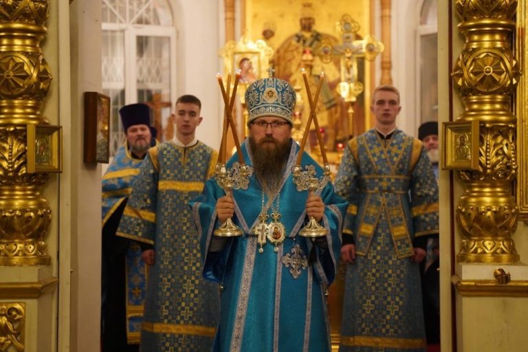Епископ Игнатий в канун дня Казанской иконы Божией Матери совершил всенощное бдение в Воскресенском соборе города Череповца