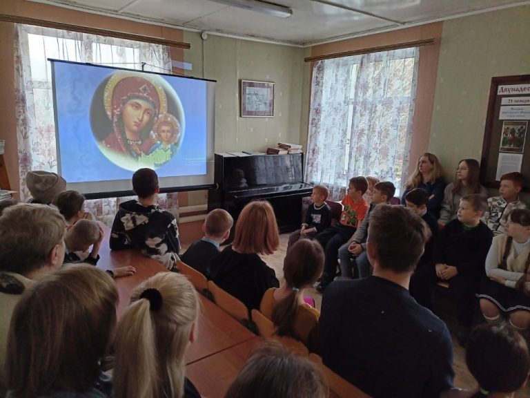 Утренник для детей воскресной школы города Никольска прошел в праздничный день