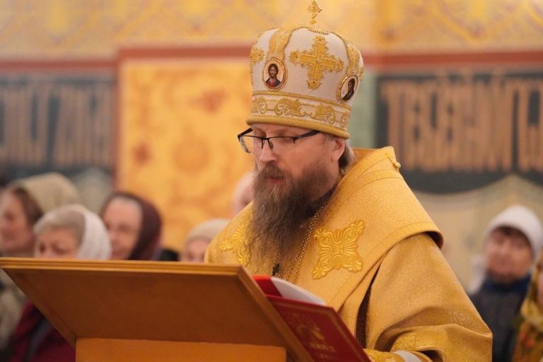 В канун Недели святых праотец епископ Игнатий совершил всенощное бдение в кафедральном соборе города Череповца