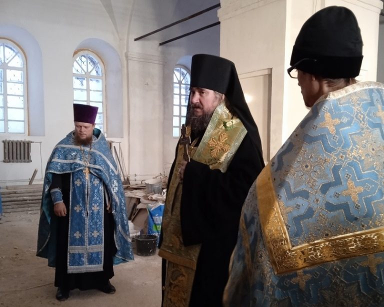Епископ Фотий возглавил молебен в восстанавливаемом Успенском храме села Кичменгский Городок