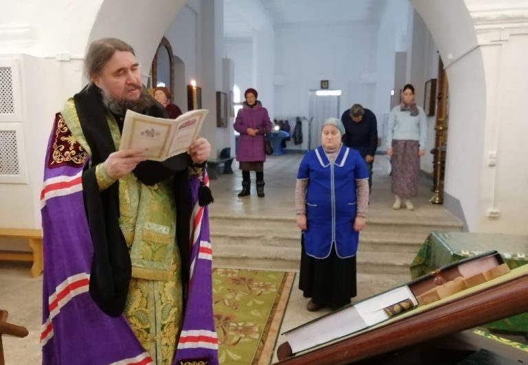Епископ Фотий возглавил молебен с чтением акафиста святому праведному Иоанну Устюжскому