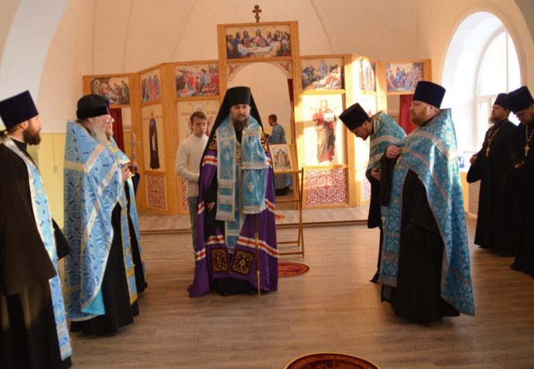 Епископ Фотий совершил молебен перед началом Регионального этапа Рождественских чтений