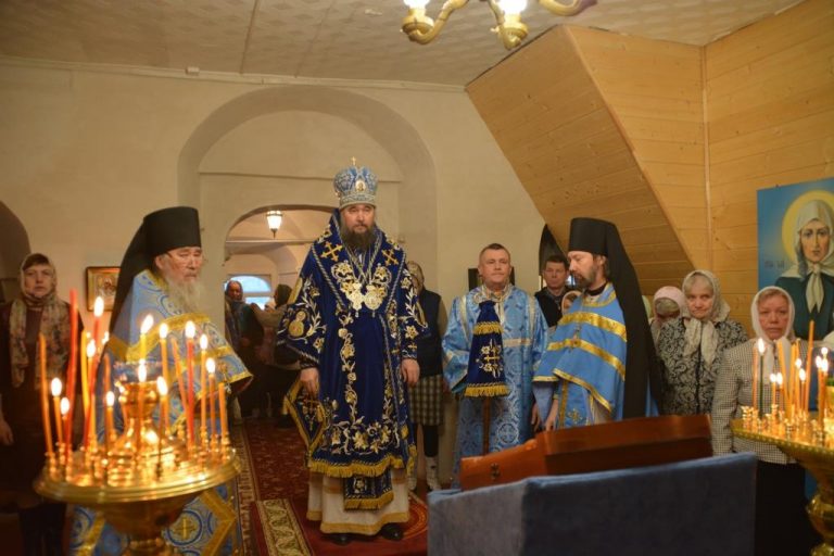 В Михайло-Архангельском монастыре Великого Устюга прошло праздничное архиерейское богослужение