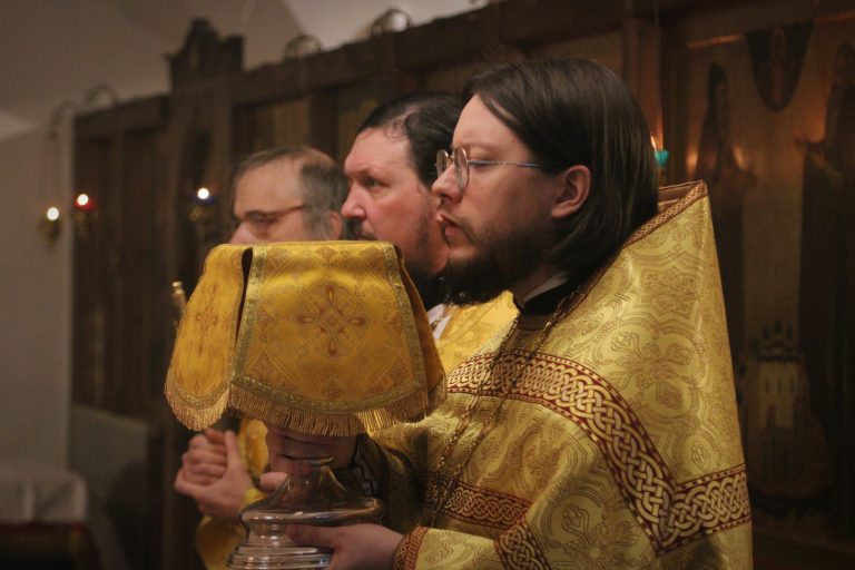 В воскресный день воспитанники духовной школы приняли участие в монастырских богослужениях
