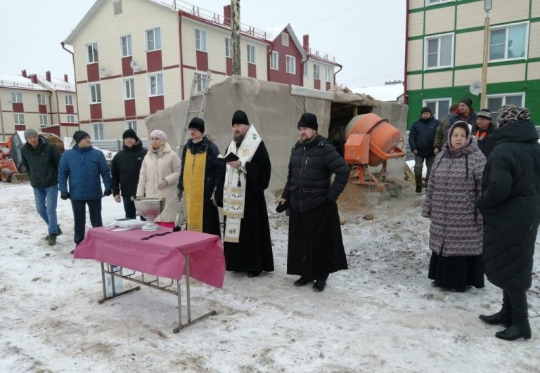 Епископ Фотий освятил начавшееся строительство нового многоквартирного жилого дома