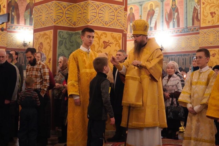 Епископ Игнатий совершил в кафедральном соборе города Череповца вечернее богослужение