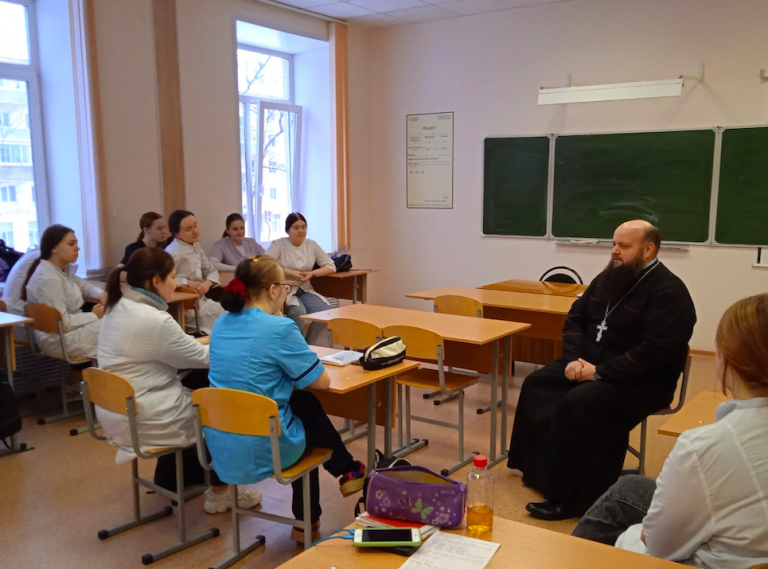 Клирик Константино-Еленинского храма встретился со студентами Вологодского медицинского колледжа