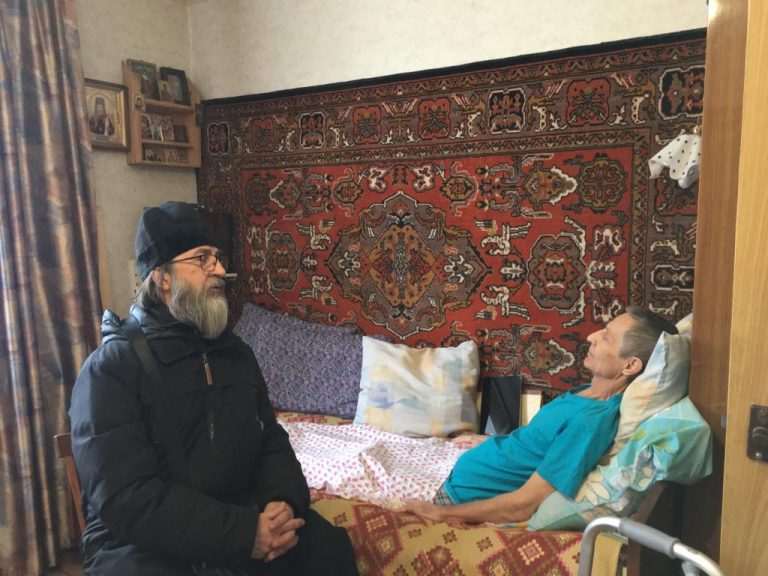 Социальный Отдел Вологодской епархии поздравил на дому пожилых прихожан с Рождеством Христовым
