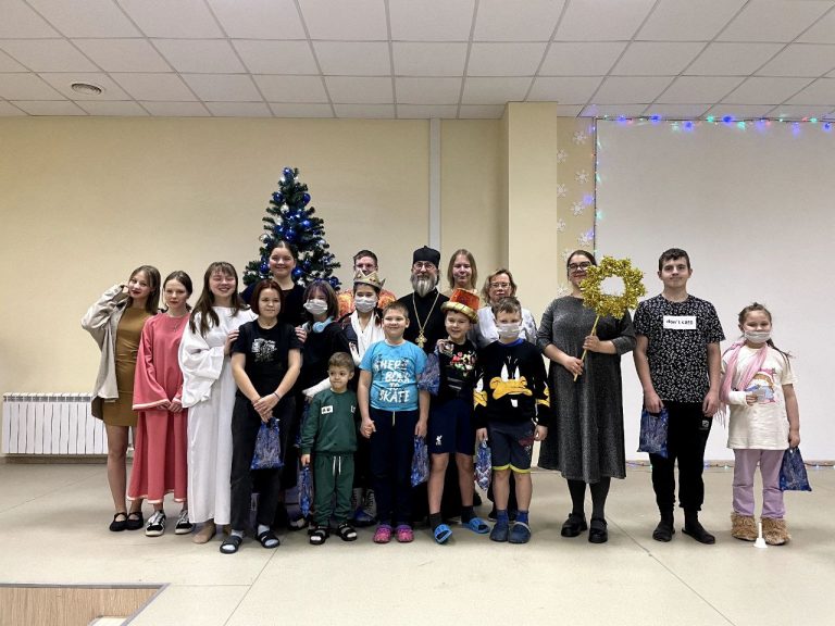 Социальный отдел епархии провел рождественское представление в Вологодской областной детской больнице