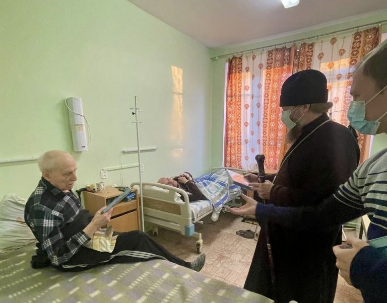 Митрополит Савва посетил пациентов в госпитале для ветеранов войн города Вологды
