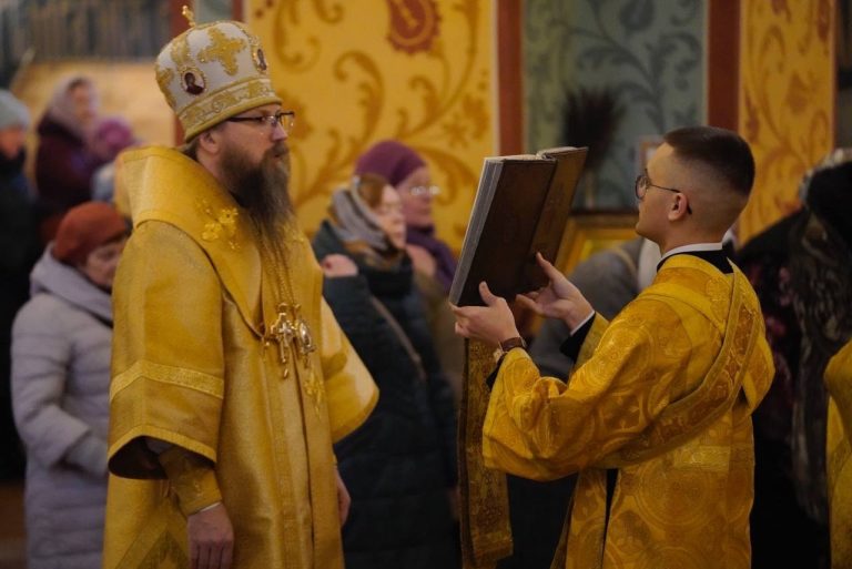 В Неделю перед Рождеством Христовым епископ Игнатий совершил Литургию в кафедральном соборе Череповца