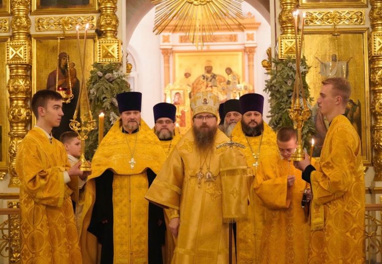 Субботним вечером епископ Игнатий возглавил всенощное бдение в Воскресенском соборе города Череповца