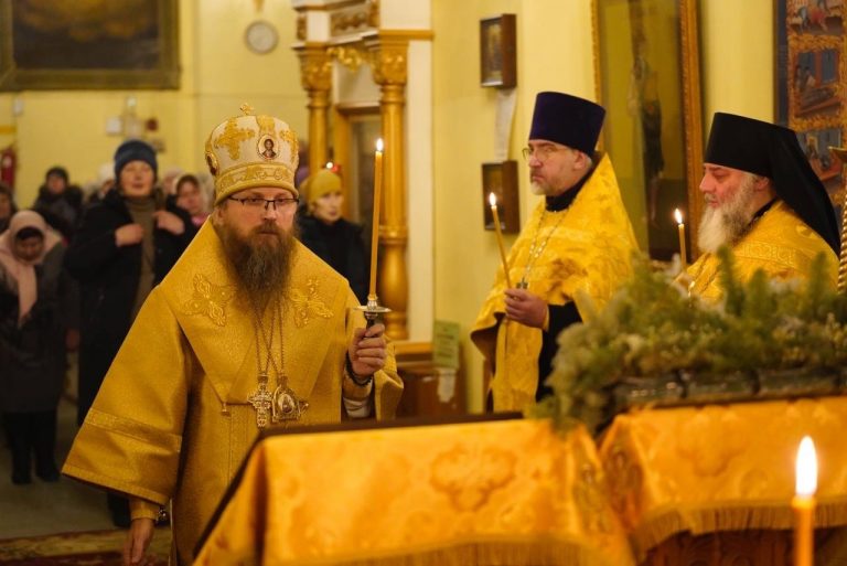 Епископ Игнатий возглавил всенощное бдение в Воскресенском соборе города Череповца