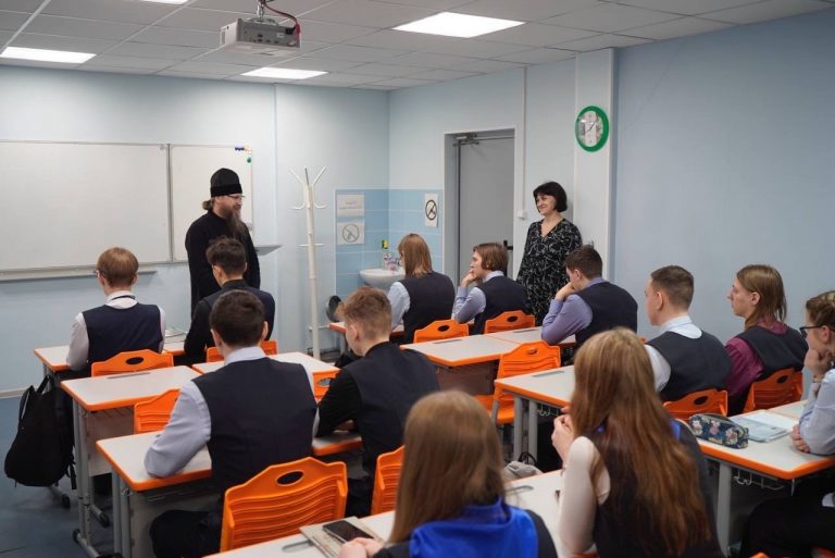 Череповецкий Центр образования посетили епископ Игнатий и тележурналист Валерий Татаров