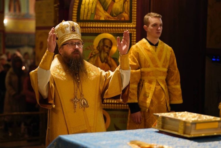 В Неделю 37-ю по Пятидесятнице епископ Игнатий совершил раннюю Литургию в кафедральном соборе Череповца