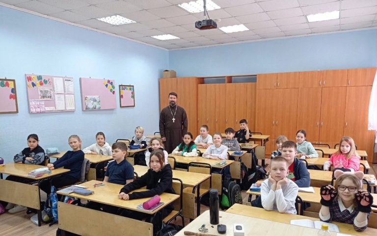 Представитель Миссионерского отдела Череповецкой епархии побеседовал с школьниками