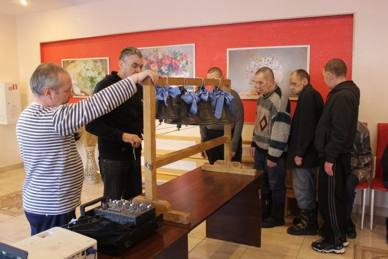 Работники приходов Череповца проводят занятия в городском доме социального обслуживания