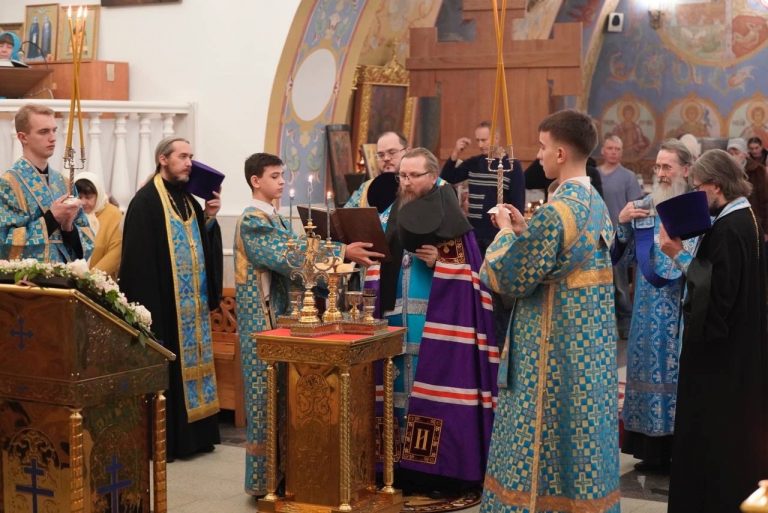 В канун Сретения Господня епископ Игнатий совершил богослужение в Христорождественском храме Череповца