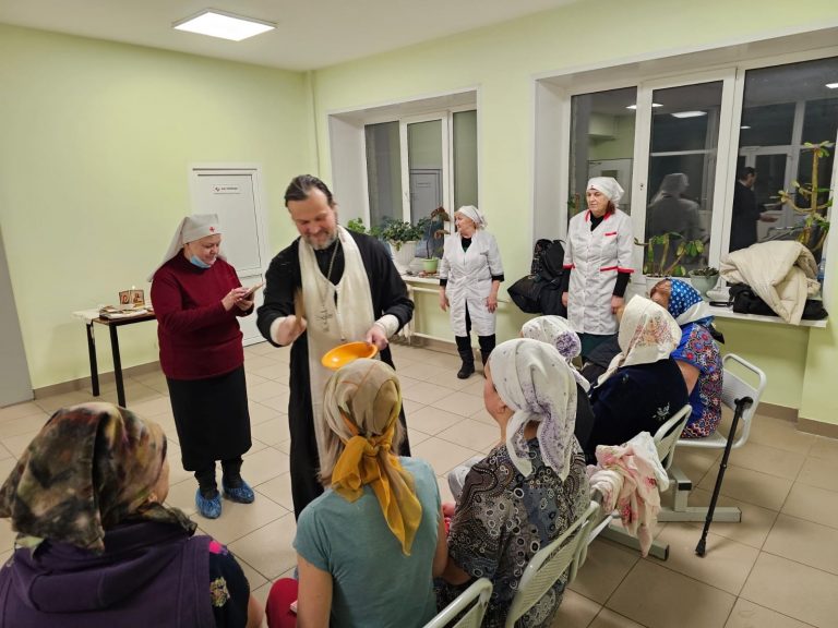 В Череповце продолжается больничное служение сестер милосердия
