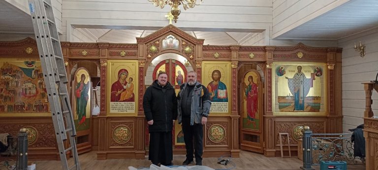 В храме святителя Николая Чудотворца в деревне Гридино проходят работы по установке иконостаса и храмовой мебели