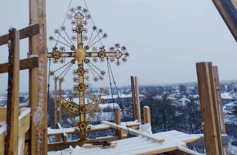 Установлен крест на юго-восточную главу Собора Рождества Богородицы в Устюжне