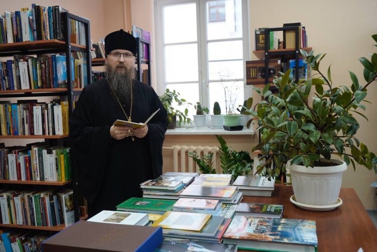 Епископ Игнатий посетил выставку старинной православной литературы