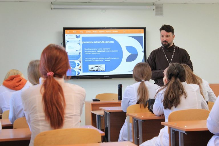Руководитель миссионерского отдела провёл беседу со студентами медицинского колледжа города Череповца