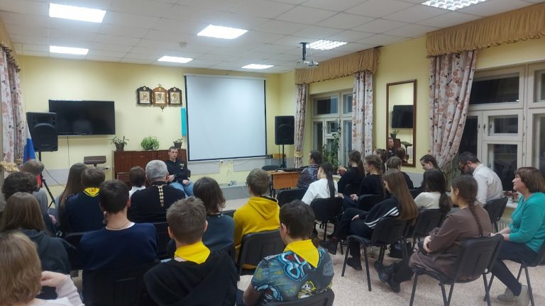 Православная молодежь Череповца встретилась с участником СВО