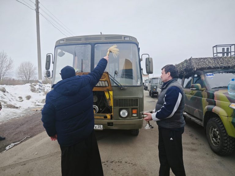 Священник освятил автомобили, отправляемые в зону СВО из Вологды