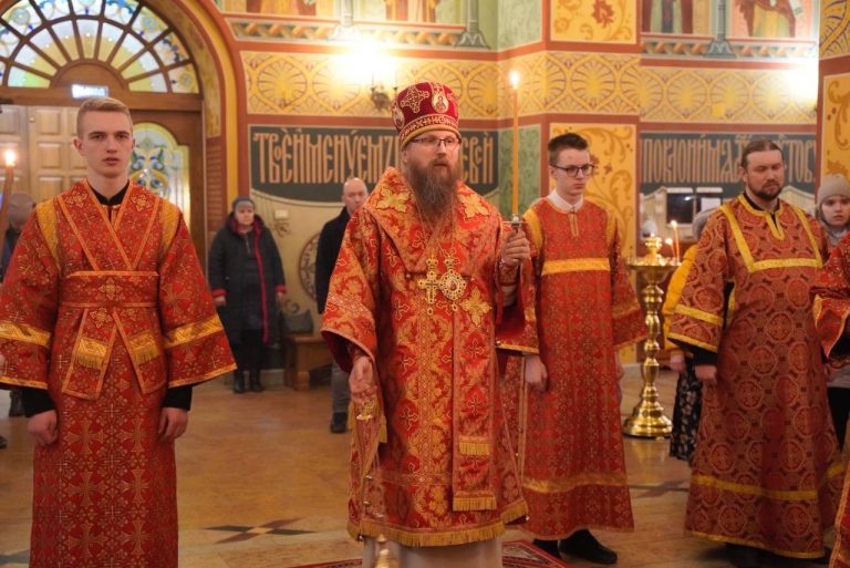 В канун дня памяти священномученика Павла Кушникова в кафедральном соборе Череповца состоялось архиерейское богослужение