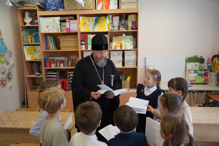 Митрополит Савва посетил епархиальный детский образовательный центр «Синергия»